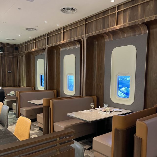 🛫飛機餐都有free flow wine and pizza🍕 🍷 😋