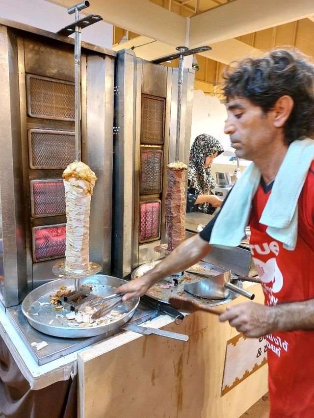 เดินหาของกินในงาน ฮาลาล มหานคร