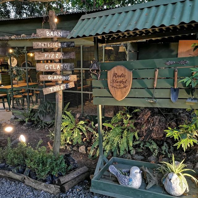 Rustic Market. An awesome hang out spot!!