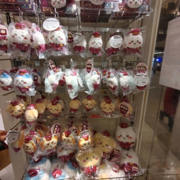 ちいかわ阪急コラボ グッズ情報 阪急大阪梅田改札から三番街 | Trip