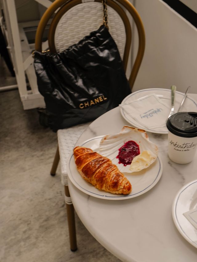 曼谷最愛的咖啡店，環境舒服，食物好吃！❤️