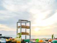 นอนชิลดูอาทิ​ตย์ตกทะเลบนrooftopที่Crossvibepattaya