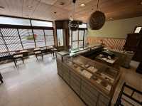 名古屋・伏見。街中で見つけた和菓子屋さん。『むらさきや』で生菓子を楽しむ。