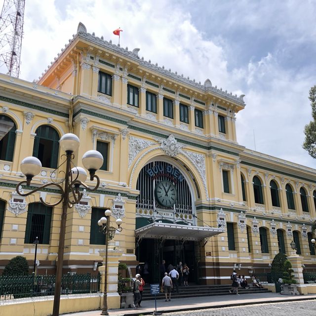 歷經百年依舊風采耀眼！遇見胡志明市的法式郵局