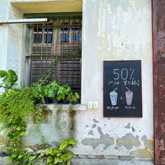 A cafe with 2nd longest table  