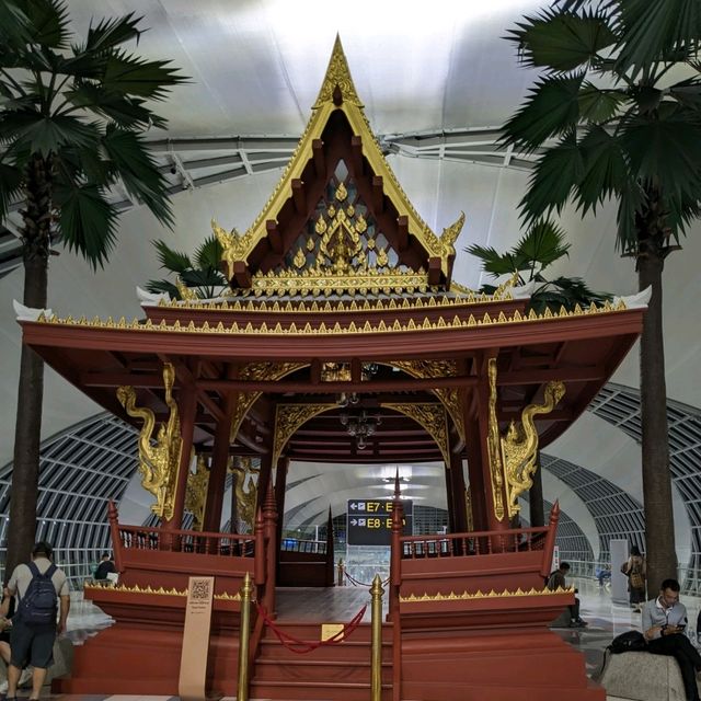 スワンナプーム国際空港は、２４時間お買い物出来るし、ラウンジが使えて、とっても便利で綺麗な空港