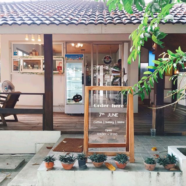  SEVEN JUNE ร้านกาแฟร่มรื่นบรรยากาศดี