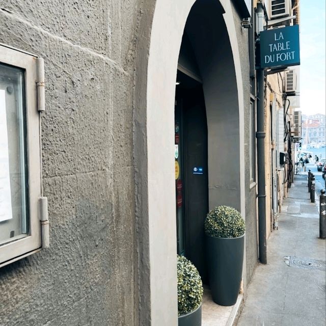 COZY RESTAURANT IN MARSEILLE.