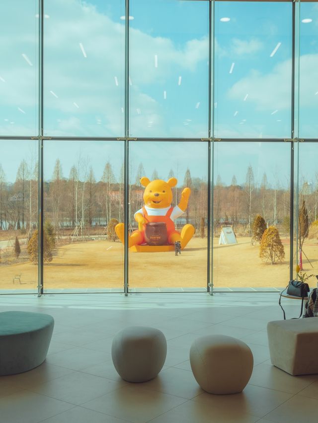 이국적인감성에 대형 푸우가 있는 실내온실🧸