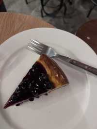 ［韓國/首爾］Cafe Layered Bukchon🇰🇷｜北村超美咖啡廳 藍莓乳酪蛋糕超好吃🫐🧀️
