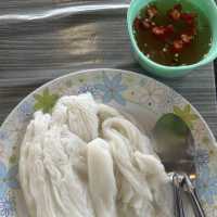 ข้าวเกรียบอ่อนน้ำจิ้มกุ้งตลาดเฉลิมจันท์