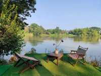 คาเฟ่ริมน้ำในรีสอร์ท The Antique Riverside 
