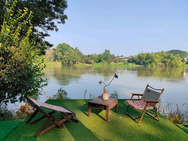 คาเฟ่ริมน้ำในรีสอร์ท The Antique Riverside 