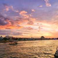 ถ่ายรูปเล่นกันที่สะพานพุทธ