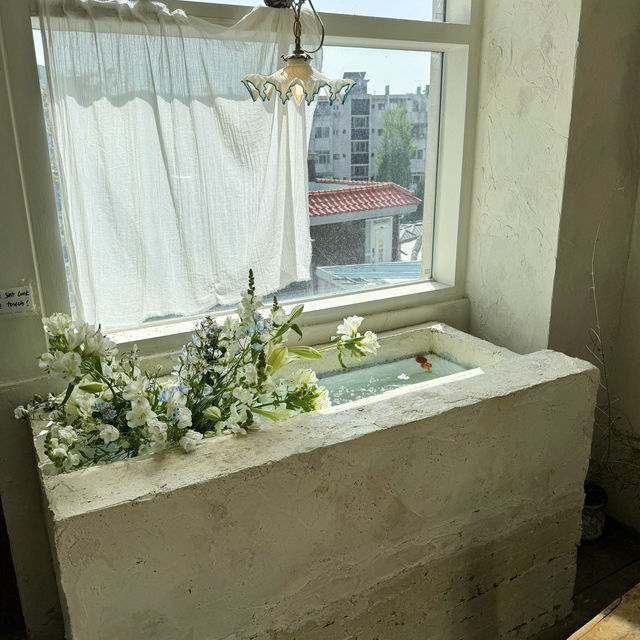 水槽?浴槽？可愛すぎるフラワーカフェ💐
