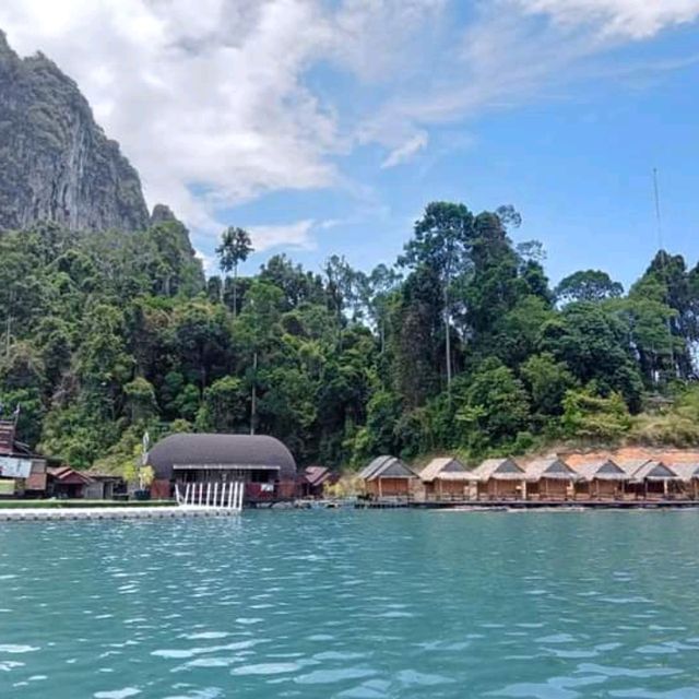 เขาหินปูนในน้ำสีเขียวมรกต