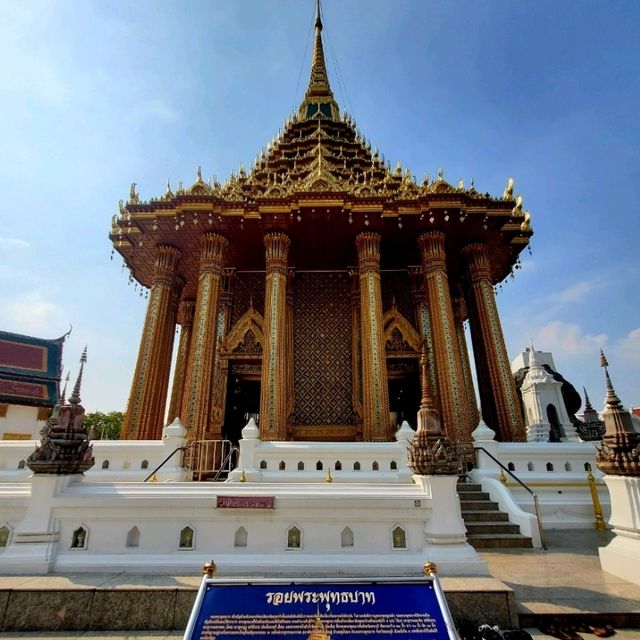 รอยพระพุทธบาทพระสัมมาสัมพุทธเจ้า อายุนับพันปี