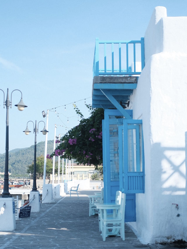 Gorgeous seaside cafe inspired by Santorini - must visit! 