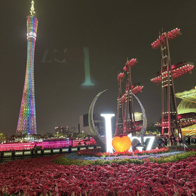 Evening Stroll at Huacheng Square: A Glimpse into Guangzhou's Nightlife
