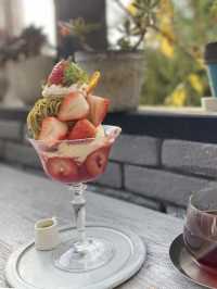 【福岡カフェ】テラス席で可愛いフルーツパフェを食べよう🍓