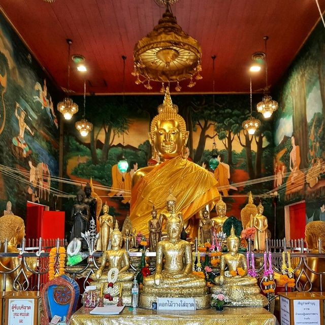 สักการะหลวงพ่อโบสถ์น้อย