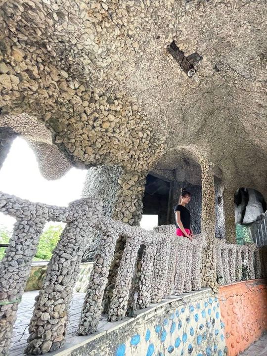 高雄 石頭和珊瑚打造的奇幻廟宇！