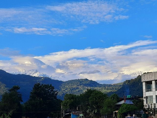 「博卡拉費瓦湖畔街道雪山🏔️魚尾峰美景，見到就會好運降臨」