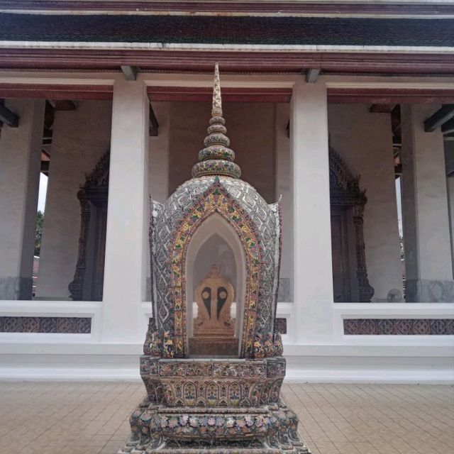 วัดสระเกศ วัดที่มีถ้ำและภูเขาจำลอง กลางกรุงเทพ✨️