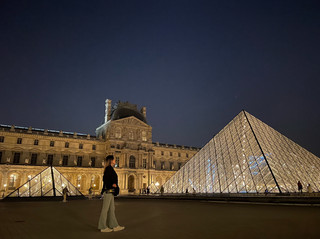 Paris, France🇫🇷 Night view restaurant Louvre Museum🖤