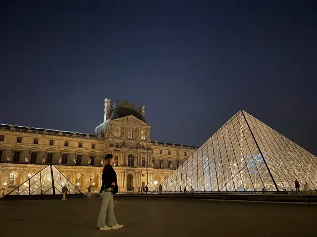 法國巴黎夜景勝地-羅浮宮
