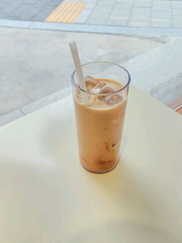 따뜻한 분위기의 연남동 힐링 카페 < 오피스오브 >