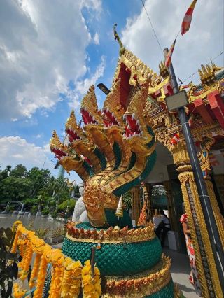 วัดบัวขวัญ พระอารามหลวง 暖武里府 