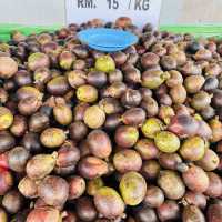 Handcrafted Wonders: Discovering Sarikei Market’s Traditional Treasures!