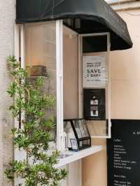 A paper cup coffee & friends คาเฟ่สะพานควาย