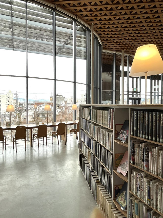 岐阜に来たらここ！スタバのある日本一美しい図書館