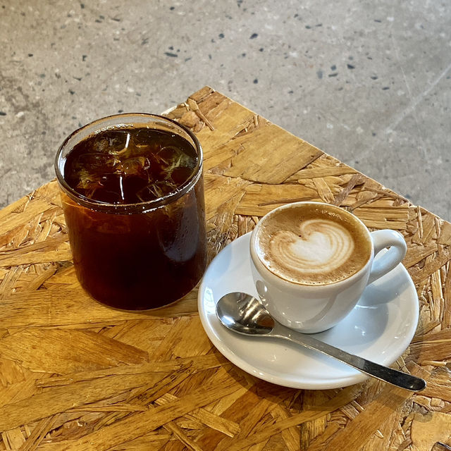 ☕️폐공장을 개조한 커피 맛집 “모모스커피”