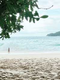 珀尼達島當地著名景點推薦：Kelingking Beach，適合拍照打卡親子遊。