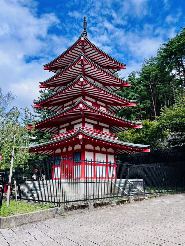 “Timeless Beauty: Mount Fuji’s Iconic View from Arakurayama Sengen Park”