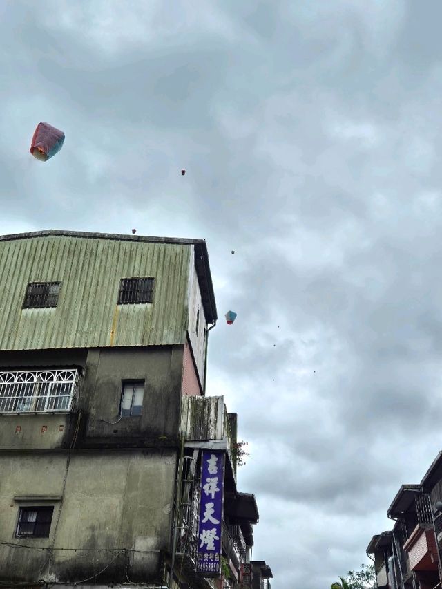 풍등이 날아다니는 대만 타이베이 근교 : 스펀라오지에🎈