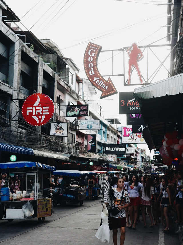🛍️ **【芭堤雅逛街攻略：海濱城市的購物天堂】** 🌴  