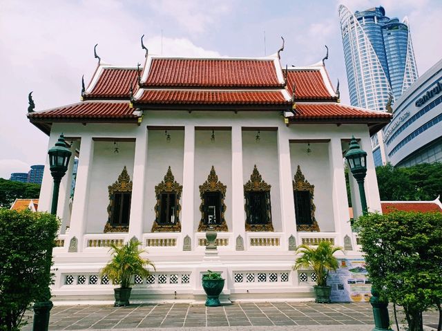泰國曼谷市中心著名古跡皇家寺廟景點：巴吞哇那南寺，白色大理石寺廟建築，雄偉壯觀，適合打卡拍照📸冥想