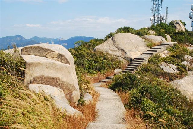 The Funny Rocks of Ling Kok Shan