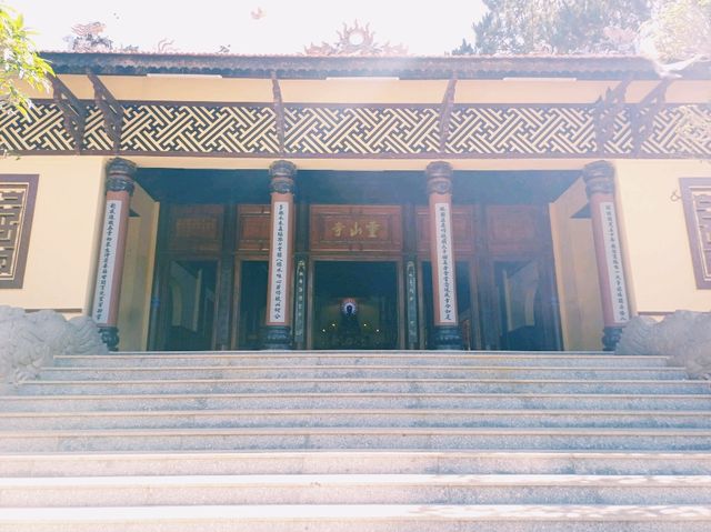越南大叻市中心著名寺廟景點：靈光寺Chùa Linh Sơn，祈福很靈驗，適合打卡拍照📸祈福