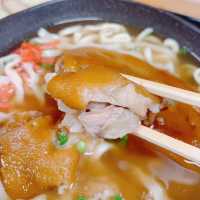 豚足の煮込みがのった沖縄そば