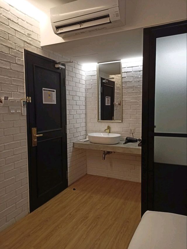 "Urban Chic Escape: Atelier Hotel JB’s Stylish King Retreat"
