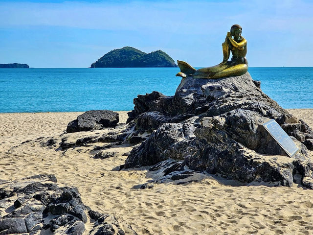 🌊✨ *Samila Beach: Songkhla’s Iconic Seaside Escape* ✨🌊