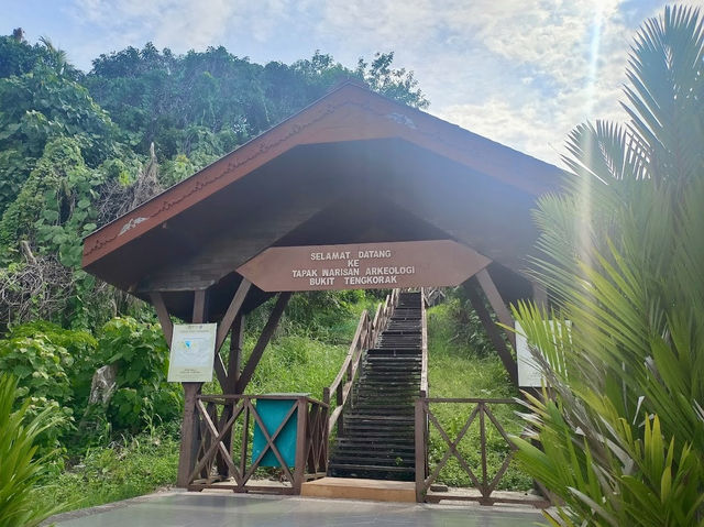  🌋🏺  Bukit Tengkorak: Where Ancient Traders, Ghost Stories & My Terrible Hiking Skills Collide