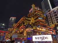 夜幕下的夢幻洪崖洞：重慶的璀璨風情之旅