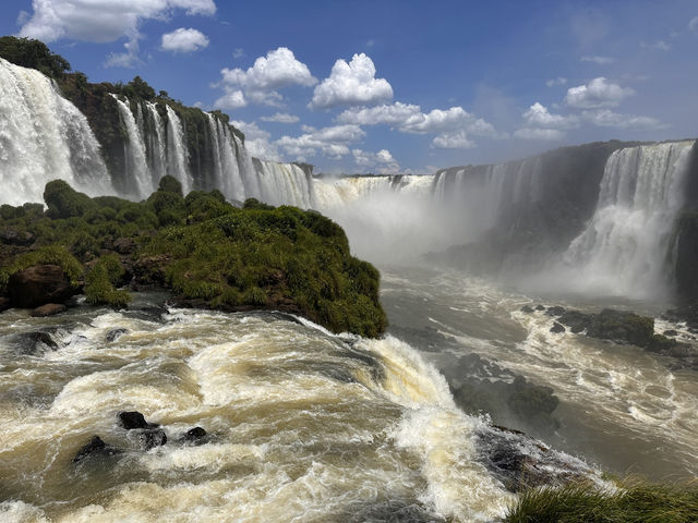 【イグアスの滝（ブラジル側）】“正面からぶつかる”世界三大瀑布のスケール感。