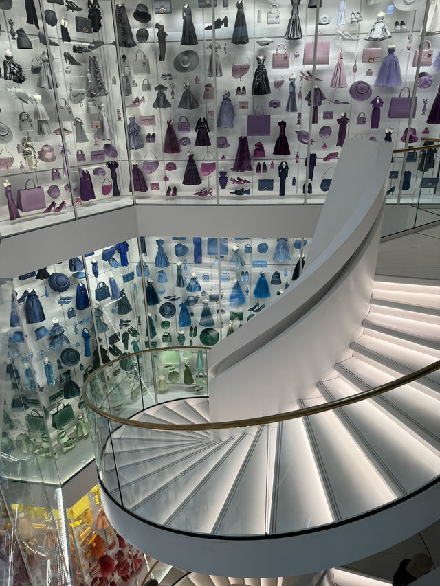 Dior La Galerie – A Captivating Journey 🇫🇷